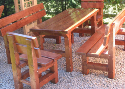 Komplet ogrodowy:2 krzesła plus 2 ławki i stół