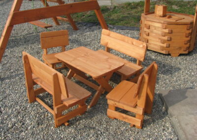 Komplet krzeseł plus dwie mniejsze ławki oraz stół