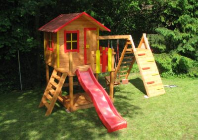 Domek dla dzieci z mini placem w czerwonym i żółtym kolorze