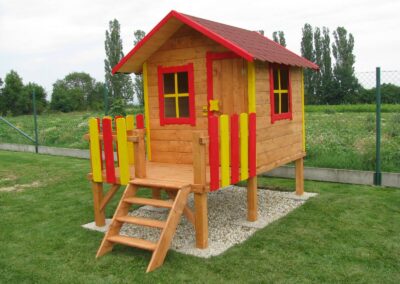 Domek dla dzieci w czerwonym i żółtym kolorze