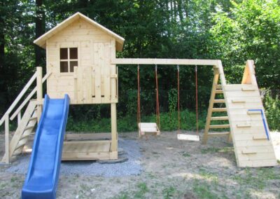 Domek dla dzieci z jasnego drewna, razem z mini placem w kolorze niebieskim